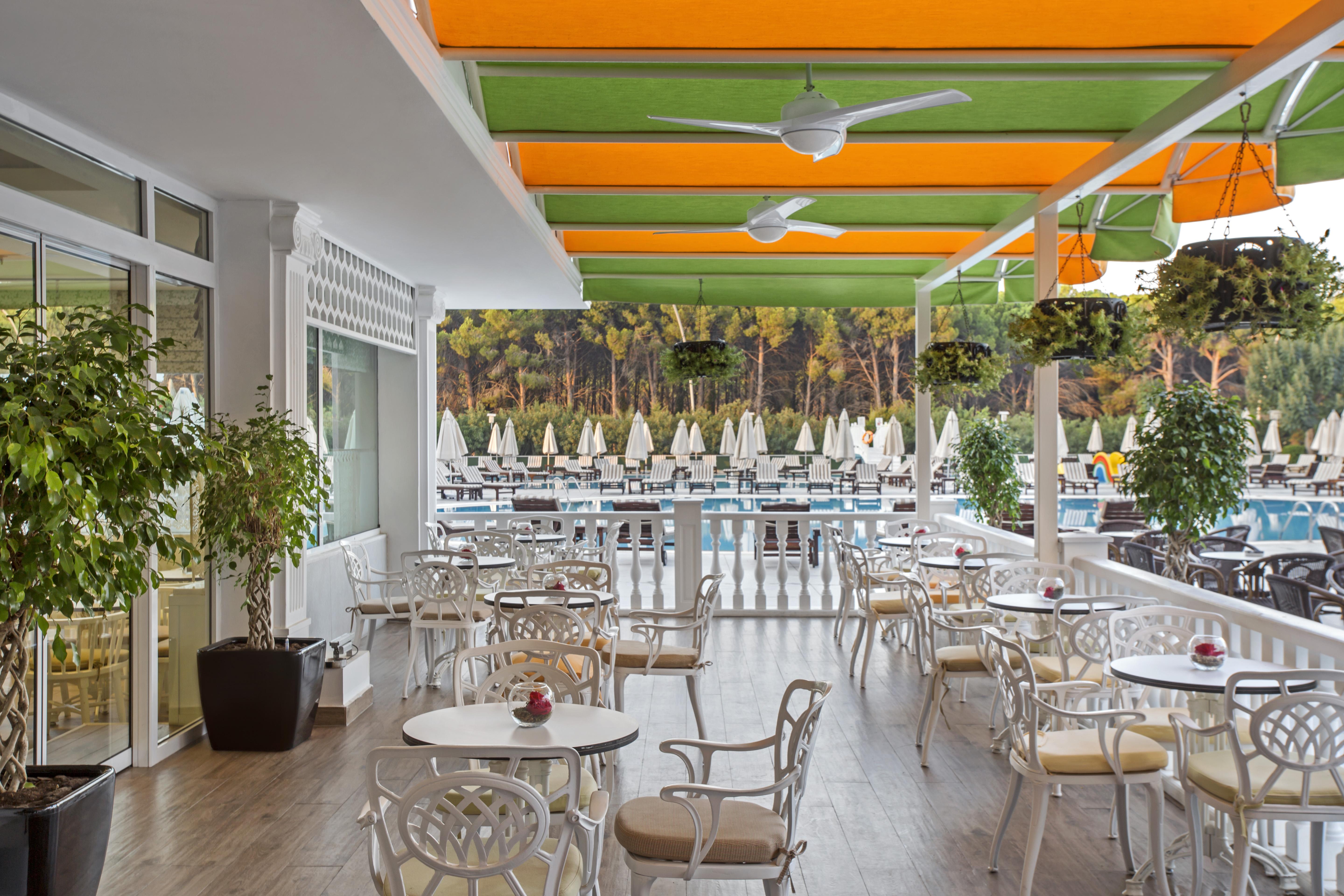 Innvista Hotels Belek Restaurant foto The pool bar at the hotel